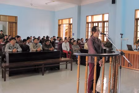 Bị cáo Nguyễn Thị Hồng Linh tại phiên tòa phúc thẩm. Ảnh: Lệ Hằng 