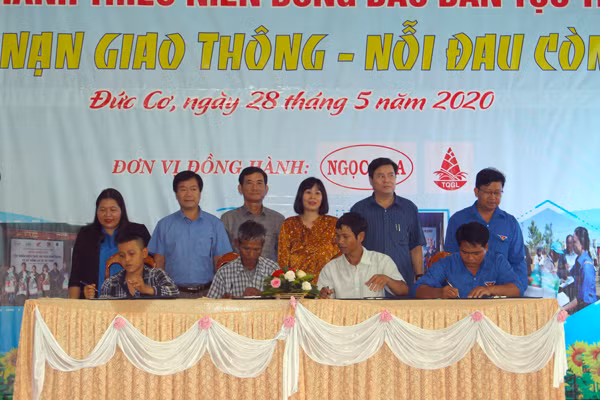 Đại diện già làng, Đoàn Thanh niên, chính quyền xã Ia Kriêng ký cam kết Tuyên truyền, thực hiện an toàn giao thông. Ảnh: T.B