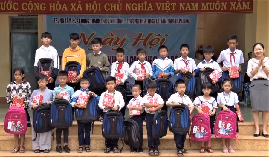  Trung tâm hoạt động Thanh thiếu nhi tỉnh trao 20 suất quà cho các em thiếu nhi có hoàn cảnh khó khăn. Ảnh: Hà Đức Thành