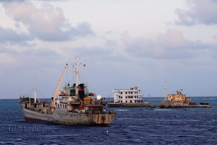 Tàu Trường Sa 14 thuộc lữ đoàn 955 (Bộ tư lệnh Vùng 4 hải quân) làm nhiệm vụ trực tại khu vực đảo chìm Trường Sa. Ảnh: Mai Thanh Hải