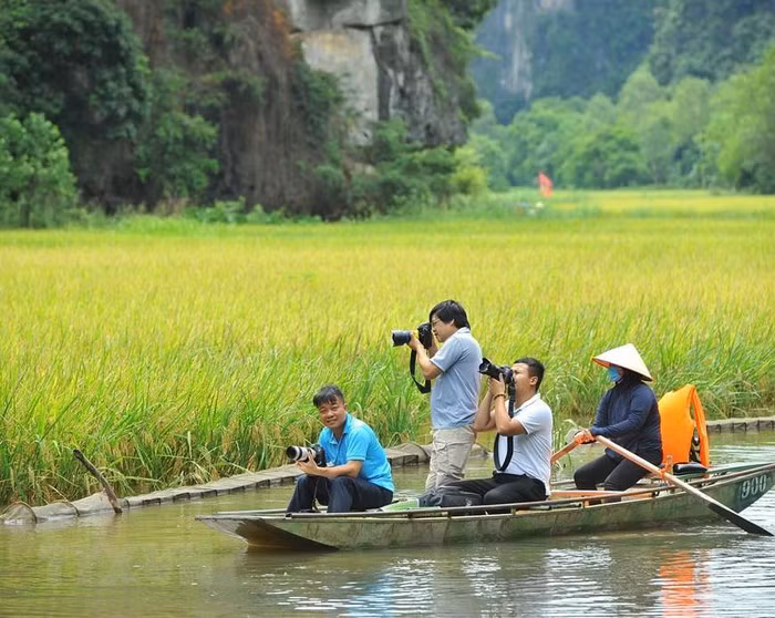 Đây cũng là thời điểm khu du lịch nổi tiếng ở Ninh Bình đẹp nhất trong năm, hai bên bờ sông Ngô Đồng vàng rực, trải dài như dải lụa làm say đắm lòng người. (Ảnh: Minh Đức/TTXVN) Đây cũng là thời điểm khu du lịch nổi tiếng ở Ninh Bình đẹp nhất trong năm, hai bên bờ sông Ngô Đồng vàng rực, trải dài như dải lụa làm say đắm lòng người. (Ảnh: Minh Đức/TTXVN)