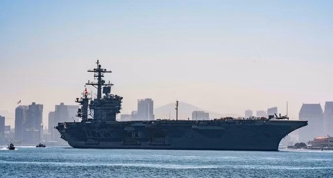  Tàu USS Abraham Lincoln băng qua vịnh San Diego hôm 7-5 để đến khu vực hoạt động của Hạm đội 3. Ảnh: Hạm đội Thái Bình Dương Mỹ