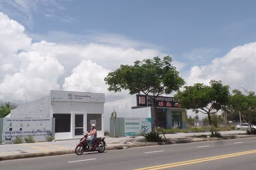 Khu đất vệt tường rào sân bay Nước Mặn, nơi được xác định có nhiều lô đất do người Trung Quốc núp bóng người Việt để sở hữu. Ảnh: Hoàng Sơn