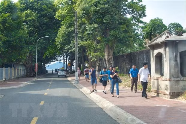  Du khách tham quan du lịch tại Côn Đảo. (Ảnh: Hoàng Nhị/TTXVN)