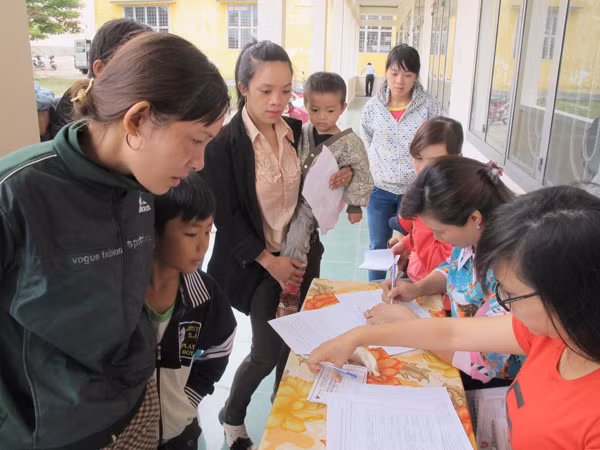 Chị em phụ nữ xã Ia Púch (huyện Chư Prông) đăng ký thực hiện chăm sóc SKSS. Ảnh: Đ.Y