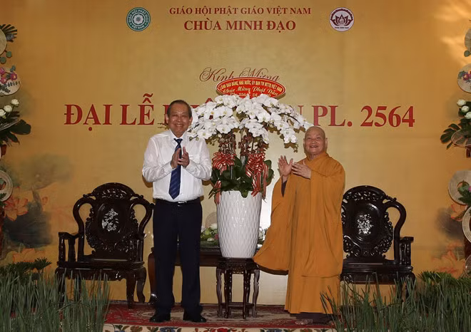 Phó thủ tướng thường trực Chính phủ Trương Hòa Bình chúc mừng Hòa thượng Thích Thiện Nhơn. Ảnh: VGP/Mạnh Hùng Phó thủ tướng thường trực Chính phủ Trương Hòa Bình chúc mừng Hòa thượng Thích Thiện Nhơn. Ảnh: VGP/Mạnh Hùng