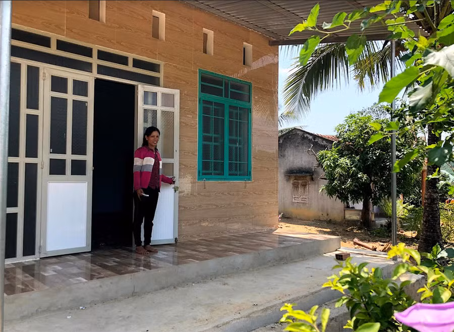 Chị Đinh Thị Biêu (làng Pốt, xã Song An, thị xã An Khê) xây nhà khang trang từ tiền bán cây keo. Ảnh: Ngọc Minh