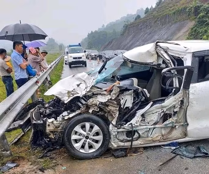 Vụ tai nạn giao thông xảy ra trên cao tốc Nội Bài - Lào Cai ngày 1-5 khiến 2 người bị thương - Ảnh: OFFB