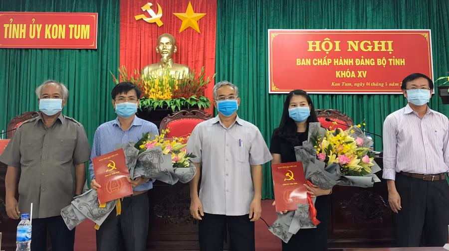  Lãnh đạo tỉnh Kon Tum trao quyết định và chúc mừng các cán bộ được chỉ định làm Ủy viên Ban Chấp hành Đảng bộ tỉnh.