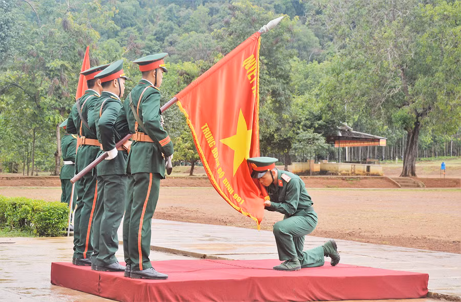  Chiến sĩ mới hôn Quân kỳ Quyết thắng. Ảnh: Thanh Tuyền