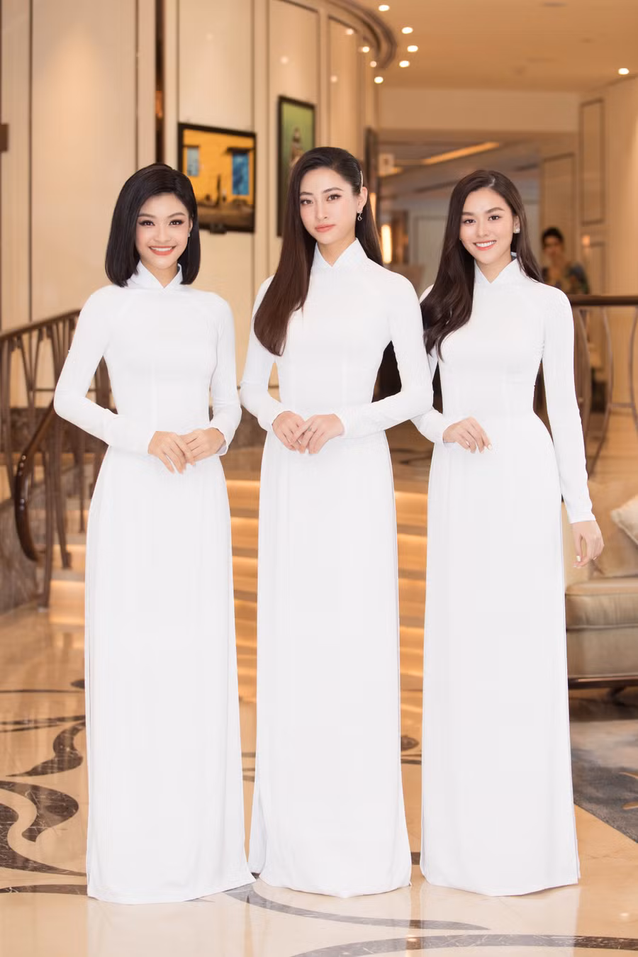 Trong ảnh, Top 3 Miss World Vietnam 2019 Lương Thùy Linh – Nguyễn Hà Kiều Loan – Nguyễn Tường San đọ sắc khi mặc áo dài trắng.