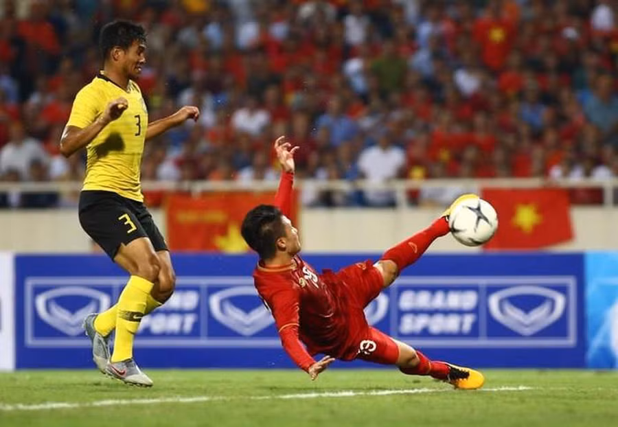 ĐT Việt Nam đã thắng Malaysia 1-0 trong trận lượt đi với bàn thắng của Quang Hải