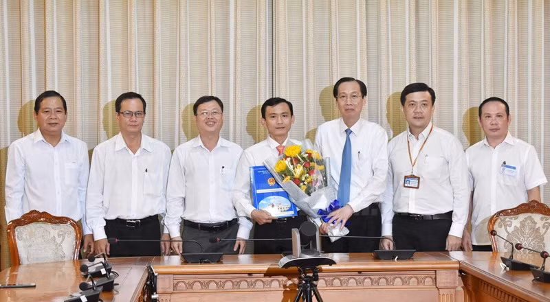 Phó Chủ tịch Thường trực UBND thành phố Hồ Chí Minh Lê Thanh Liêm trao quyết định cho đồng chí Dương Đức Trọng.