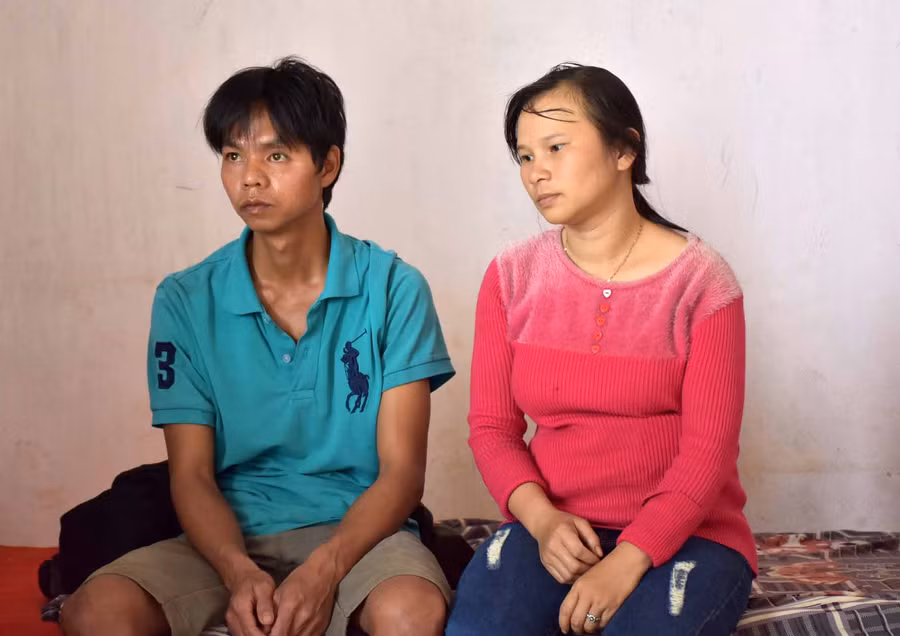 Hoàn cảnh đáng thương của anh Trung-chị Thương trong căn nhà được hàng xóm cho ở nhờ. Ảnh: Hà Phương