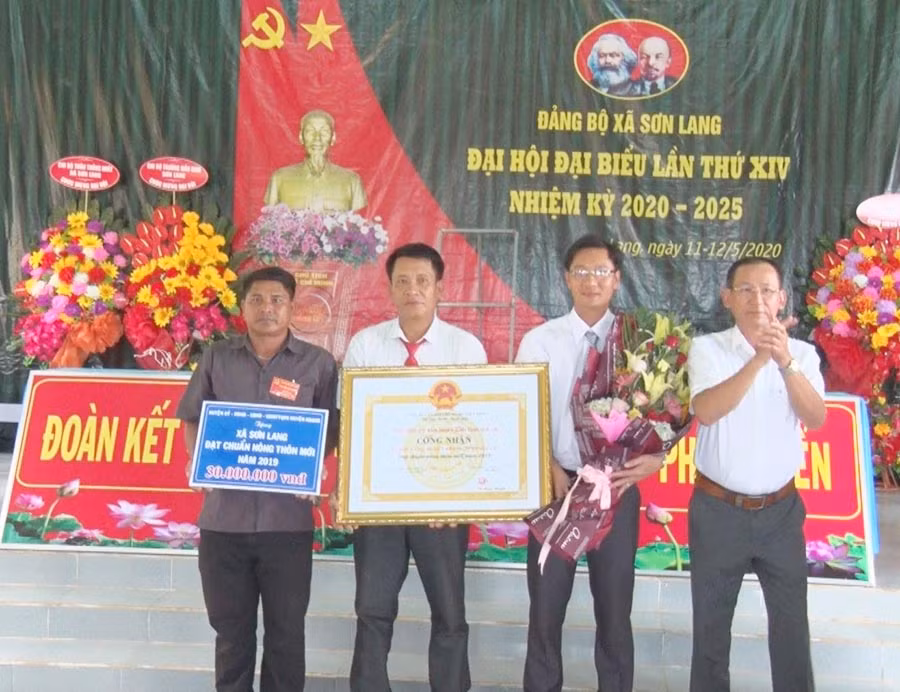 Ông Võ Văn Phán (bìa phải)-Chủ tịch UBND huyện Kbang trao quyết định của UBND tỉnh Gia Lai công nhận Sơn Lang đạt chuẩn xã nông thôn mới. Ảnh: Minh Hạnh Ông Võ Văn Phán (ngoài cùng bên phải)-Chủ tịch UBND huyện Kbang trao Quyết định của UBND tỉnh công nhận Sơn Lang đạt chuẩn xã NTM