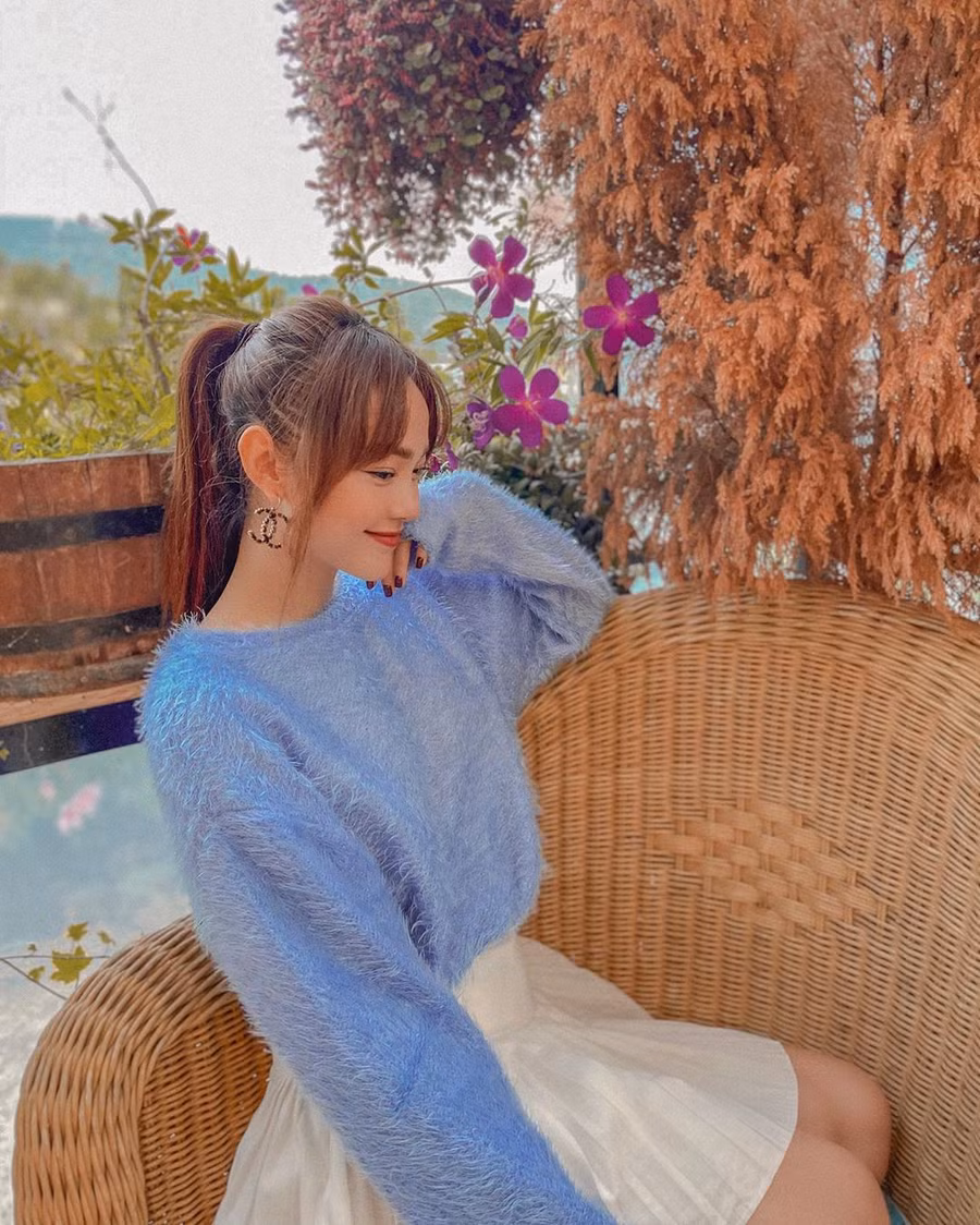 Minh Hằng du lịch Đà Lạt nhân dịp nghỉ lễ: “Đà Lạt ta về tìm trái thông. Tìm thông chợt thấy má em hồng”.