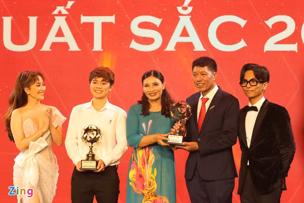 Bố mẹ Đoàn Văn Hậu thay mặt con trai lên nhận giải. Ảnh: Zing.vn