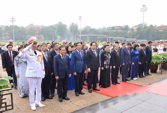  Lãnh đạo Đảng, Nhà nước và các đại biểu Quốc hội vào Lăng viếng Chủ tịch Hồ Chí Minh. Ảnh: QUANG PHÚC