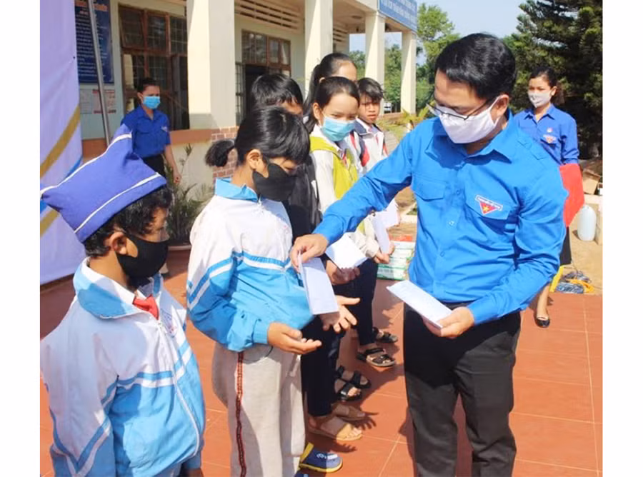  Anh Đỗ Duy Nam-Phó Bí thư Tỉnh Đoàn, Chủ tịch Hội đồng Đội tỉnh tặng học bổng cho học sinh khó khăn ở xã Hà Bầu (huyện Đak Đoa) tại chương trình “Một triệu ly sữa”. Ảnh: P.L