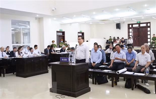 Bị cáo Phan Văn Anh Vũ khai báo trước tòa. (Ảnh: Doãn Tấn/TTXVN)