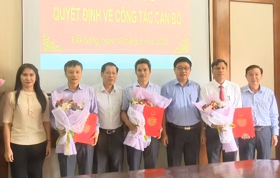 Chủ tịch UBND tỉnh Đắk Nông trao quyết định cho các cán bộ.