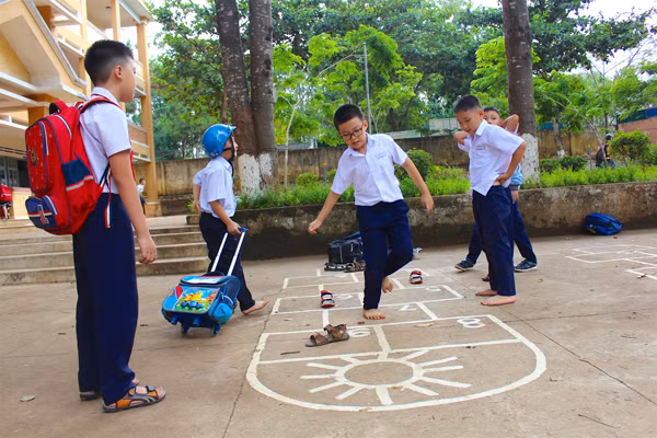 Việc đưa trò chơi dân gian vào trường học đã tạo được hiệu ứng tích cực trong học sinh lẫn phụ huynh. Ảnh: M.T