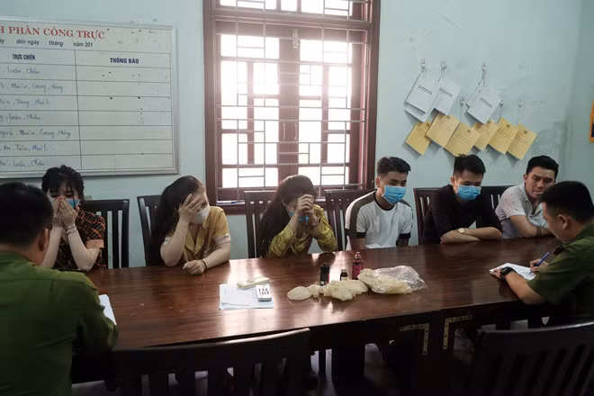 6 nam, nữ bị lập biên bản xử lý. ẢNH: VĂN TIẾN