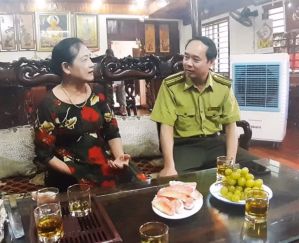 Cán bộ Hạt Kiểm lâm và gia đình đang lên phương án chăm sóc cặp chim quí Cán bộ Hạt Kiểm lâm và gia đình đang lên phương án chăm sóc cặp chim quí