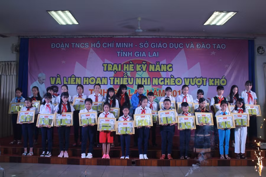 Đại diện lãnh đạo Tỉnh Đoàn và Hội đồng Quản lý Quỹ Bảo trợ trẻ em tỉnh tặng bằng khen và học bổng cho thiếu nhi tại Liên hoan Thiếu nhi nghèo vượt khó. Ảnh: Phan Lài
