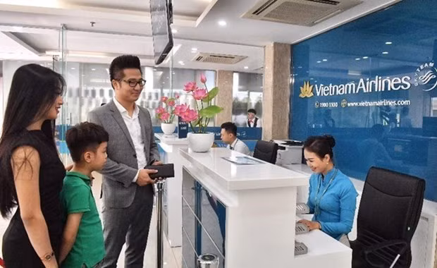  Hành khách mua vé máy bay tại chi nhánh của Vietnam Airlines. (Ảnh: CTV/Vietnam)