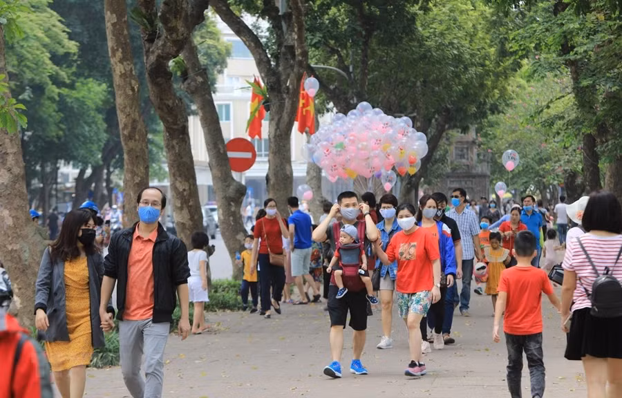 Khu vực hồ Hoàn Kiếm lượng khách du lịch và người dân tăng cao dịp nghỉ lễ 30-4 và 1-5. (Ảnh: Thành Đạt/TTXVN)
