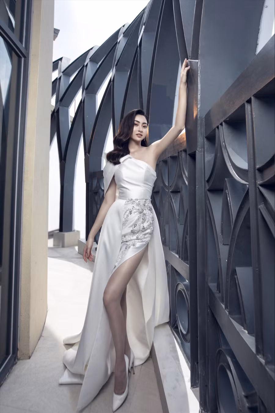 Đặc biệt, không thể thiếu những chiếc váy khoe trọn đôi chân dài 1m22 của mỹ nhân gốc Cao Bằng. Ảnh: Viết Quý.