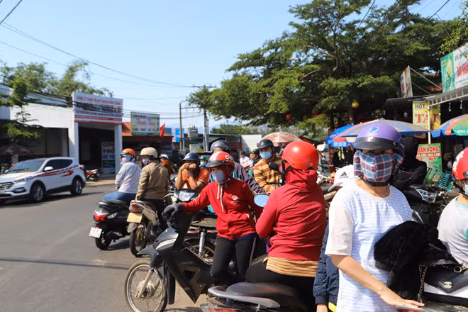 Hàng trăm người dân tụ tập chật kín bên ngoài theo dõi đám cháy - Ảnh: Trùng Dương Hàng trăm người dân tụ tập chật kín bên ngoài theo dõi đám cháy - Ảnh: Trùng Dương