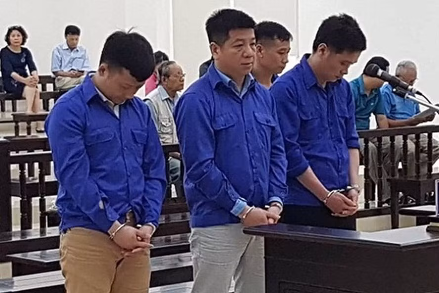 Lâm Hữu Sơn (hàng trên cùng, thứ 2, từ trái qua) tại một phiên tòa sơ thẩm. Ảnh: Việt Dũng. Lâm Hữu Sơn (hàng trên cùng, thứ 2, từ trái qua) tại một phiên tòa sơ thẩm. Ảnh: Việt Dũng.