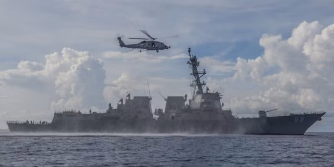 Chiếc trực thăng MH-60R Seahawk trở về tàu USS Mustin. Ảnh: Hải quân Mỹ