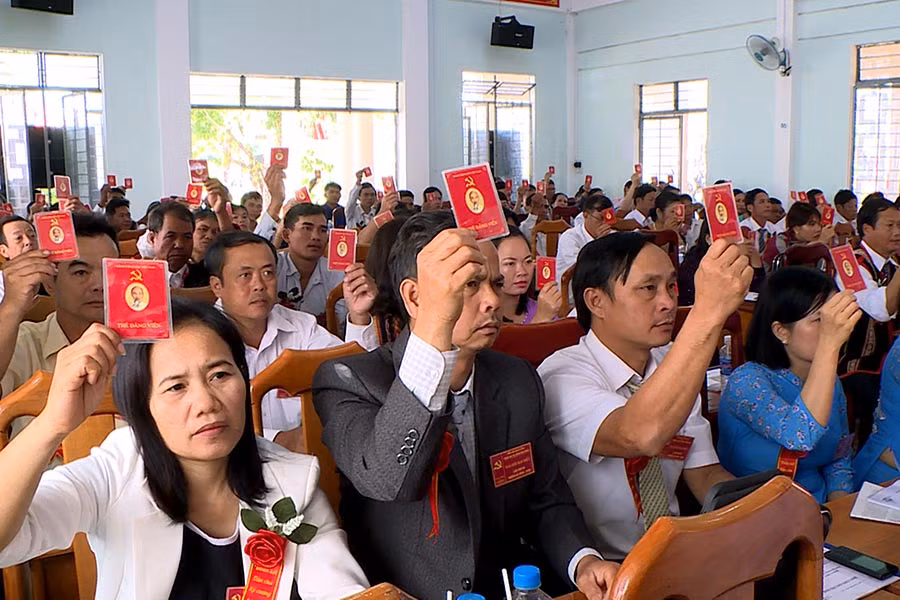  Đại biểu dự Đại hội Đảng bộ thị trấn Phú Thiện nhiệm kỳ 2020-2025 biểu quyết các chỉ tiêu. Ảnh: M.N