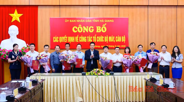 Chủ tịch UBND tỉnh Hà Giang Nguyễn Văn Sơn trao quyết định và chúc mừng các cán bộ được bổ nhiệm chức vụ mới.
