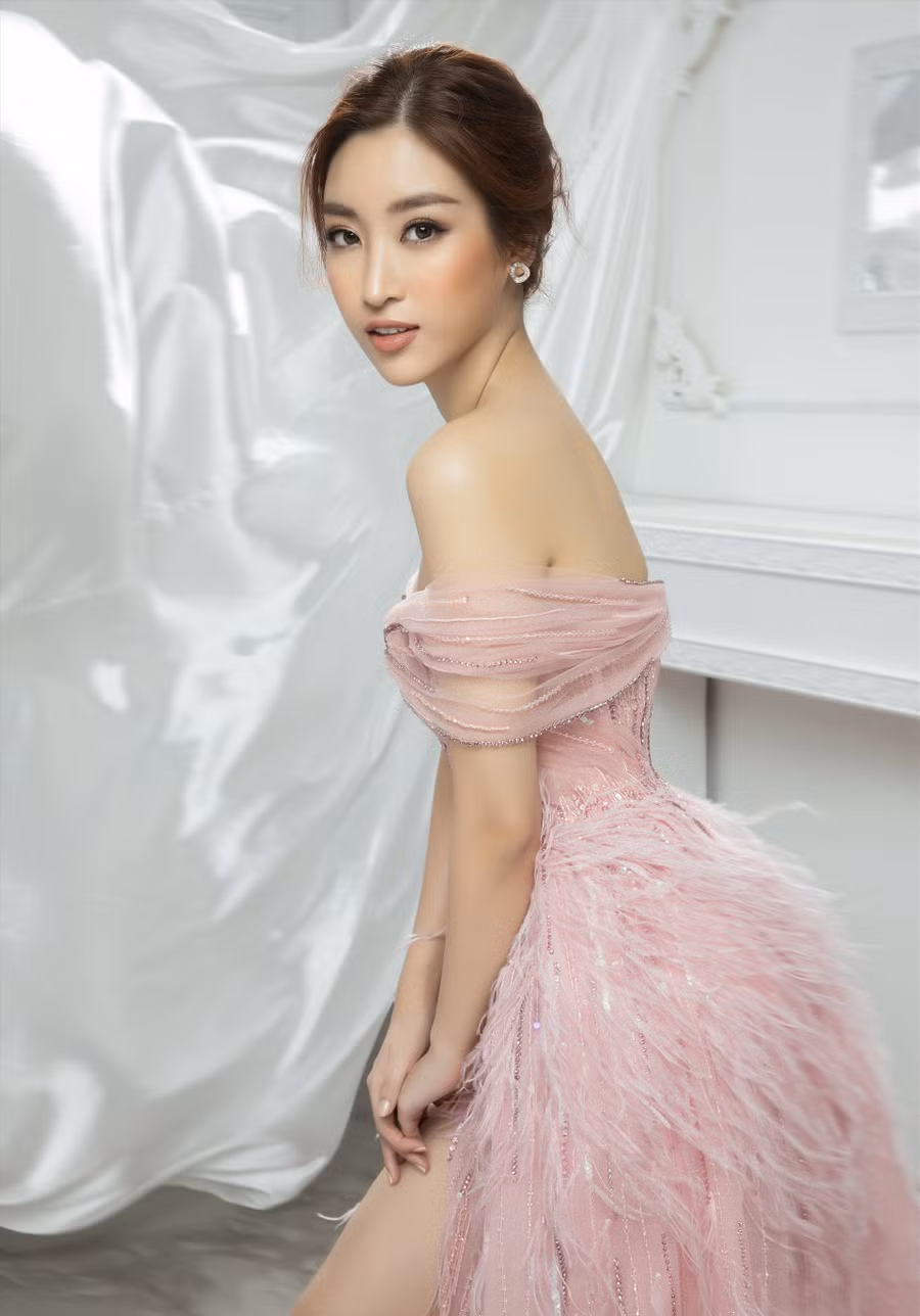 Hoa hậu Đỗ Mỹ Linh đã có gần 4 năm dày dặn kinh nghiệm sau khi đăng quang từ năm 2016. Gắn liền với hình tượng Hoa hậu Nhân ái, cô đã mang lại nhiều cảm xúc cho phần thi Người đẹp nhân ái khi đưa ra những nhận xét khách quan trên ghế giám khảo cùng Trấn Thành và Trác Thuý Miêu. Luôn thay đổi và liên tục làm mới mình, Đỗ Mỹ Linh đã chứng tỏ mình là một nàng hậu đầy bản lĩnh, đặc biệt là với vai trò BTV của VTV. Ảnh: Lê Thiện Viễn.
