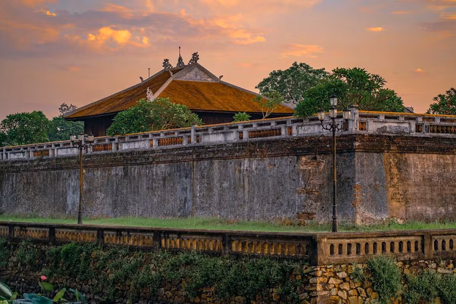 Trên trục 