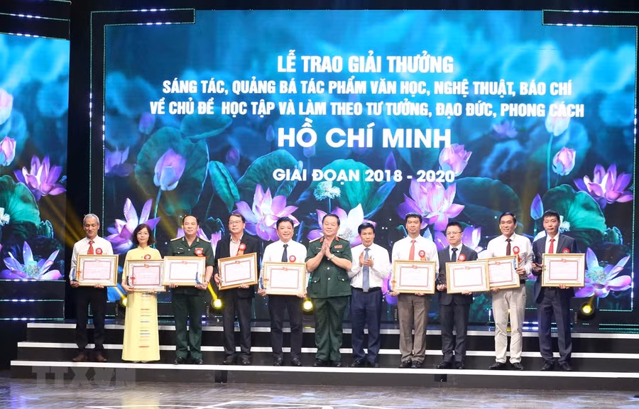 Trao giải cho các tập thể có thành tích xuất sắc. (Ảnh: Phương Hoa/TTXVN)