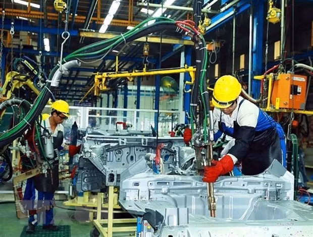Công nhân lắp ráp ôtô tại Nhà máy ôtô Huyndai Thành Công Việt Nam. (Ảnh: Thống Nhất/TTXVN)