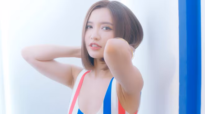 Bích Phương chào hè cùng màn khoe dáng nóng bỏng trong MV mới toanh ẢNH: CHỤP MÀN HÌNH