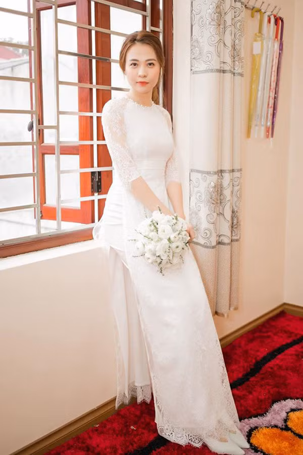 Đàm Thu Trang xinh đẹp trong tà áo dài trắng.