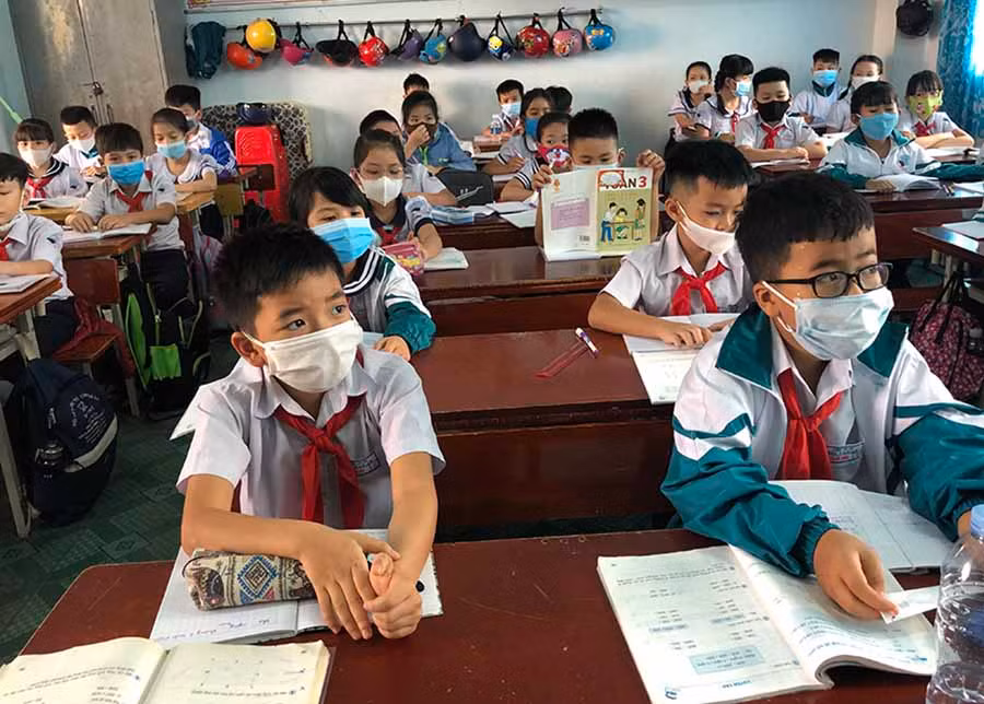Dù không còn phải chia tách lớp học để thực hiện giãn cách, song các trường vẫn phải thực hiện nghiêm các giải pháp phòng-chống dịch. Ảnh: Ngọc Thu
