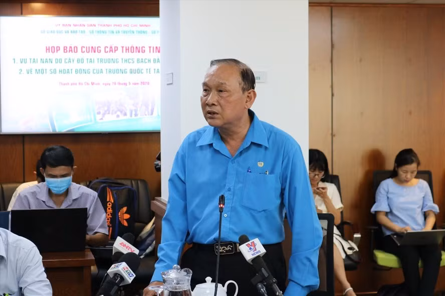 Trong họa có phúc, thầy Nguyễn Vạn Phúc, hiệu trưởng trường Bạch Đằng nơi vừa xảy ra thảm họa đổ cây, hôm qua đã nêu lên một bài học liêm sỉ về sự tự trọng.