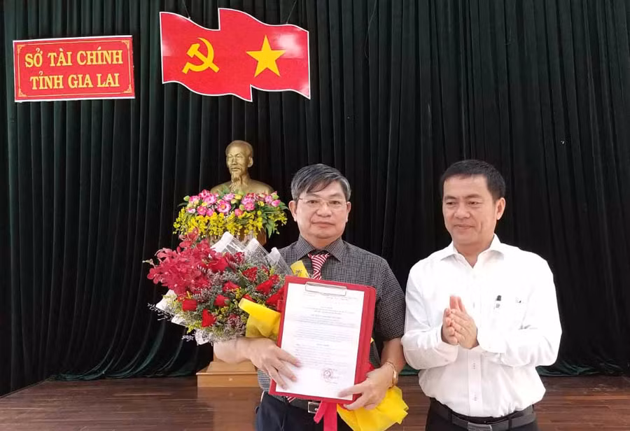 Phó Chủ tịch UBND tỉnh Nguyễn Đức Hoàng trao quyết định và chúc mừng ông Nguyễn Anh Dũng-Tân Giám đốc sở Tài chính tỉnh Gia Lai. Ảnh: Sơn Ca