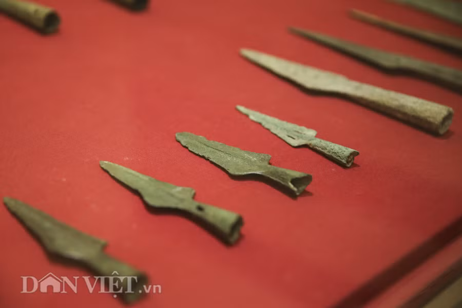 Cùng với đó là các hiện vật mũi giáo thể hiện nét tinh tế và trình độ phát triển của người Việt cổ.