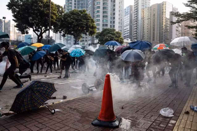 Người biểu tình Hồng Kông đối mặt hơi cay của cảnh sát (ảnh: Bloomberg)