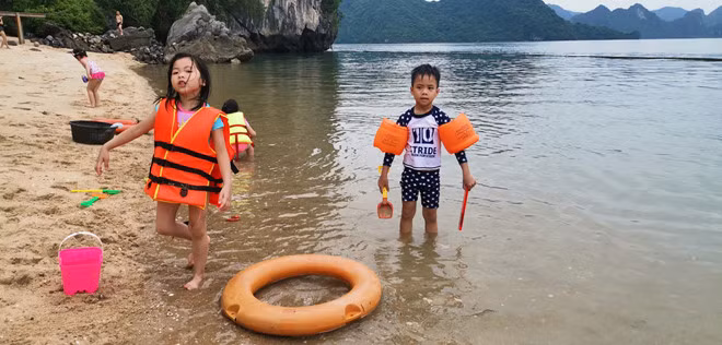 Trẻ nhỏ thích thú nô đùa tại bãi tắm ẢNH LÃ NGHĨA HIẾU