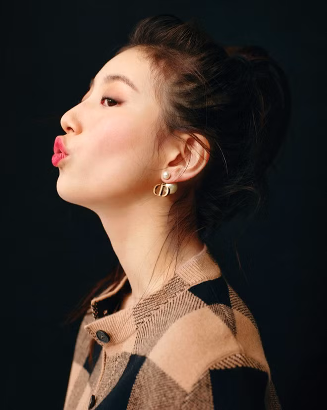 Không trang điểm cầu kỳ, nữ diễn viên chọn cách nhấn vào đôi môi quyến rũ nhưng vẫn rất gợi cảm, toát lên phong thái của một người phụ nữ trưởng thành ẢNH: VOGUE KOREA